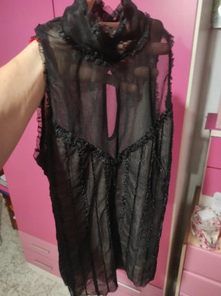 Camiseta negra transparente con cuello alto
