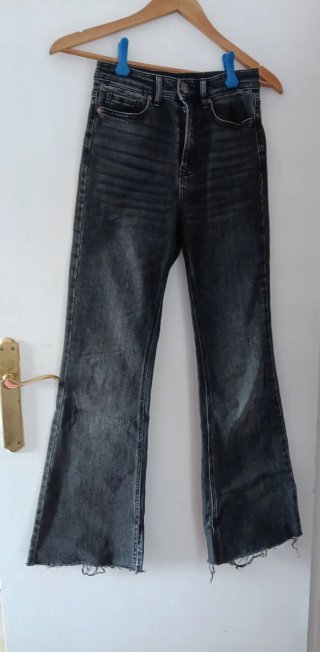 Pantalones vaqueros grises acampanados