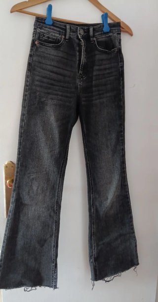 Pantalones vaqueros grises acampanados