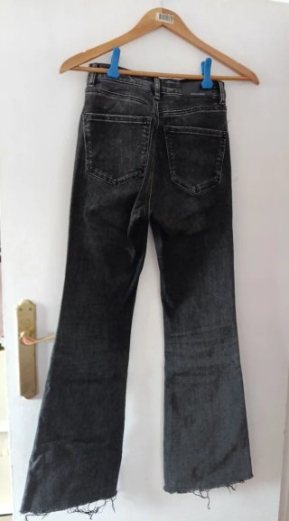 Pantalones vaqueros grises acampanados