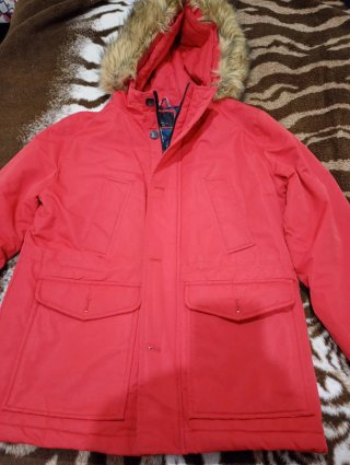 Abrigo de invierno rojo con gorro