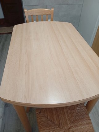 Mesa, 2 Sillas y 2 taburetes de Cocina Madera.