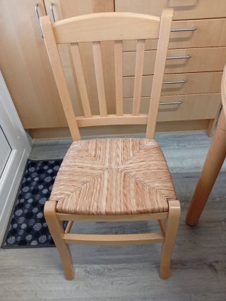 Mesa, 2 Sillas y 2 taburetes de Cocina Madera.