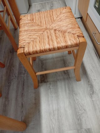 Mesa, 2 Sillas y 2 taburetes de Cocina Madera.