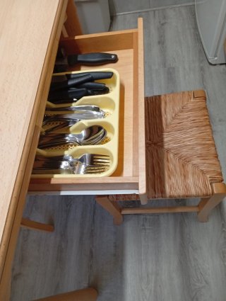 Mesa, 2 Sillas y 2 taburetes de Cocina Madera.