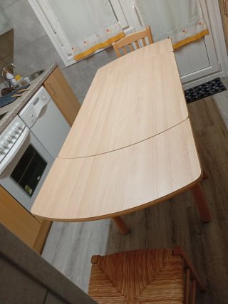 Mesa, 2 Sillas y 2 taburetes de Cocina Madera.