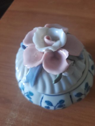 Precioso joyero de porcelana con flores