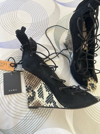 Cuñas negras con estampado de serpiente