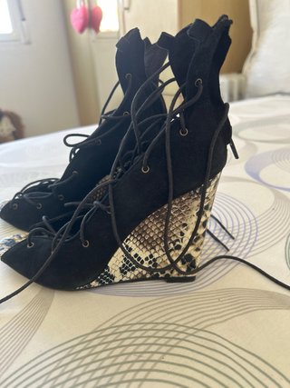 Cuñas negras con estampado de serpiente