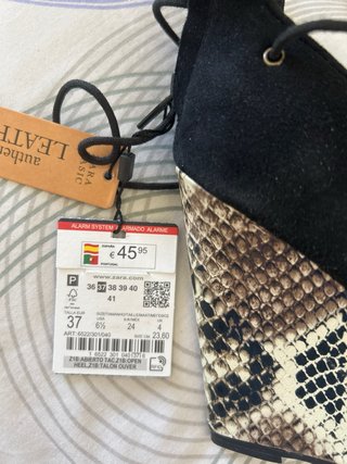 Cuñas negras con estampado de serpiente