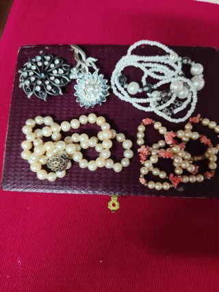 Lote Bisutería: Collares y Broches