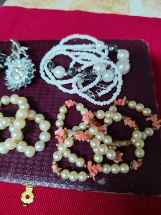 Lote Bisutería: Collares y Broches