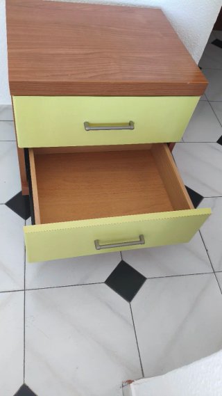 Lote de cómoda y mesita de noche dormitorio juveni