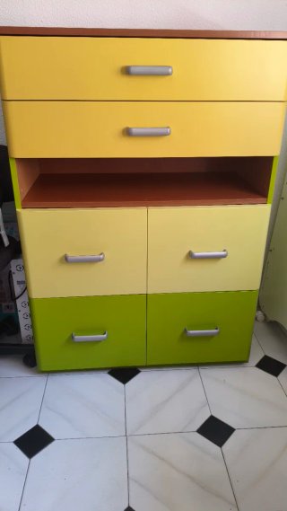 Lote de cómoda y mesita de noche dormitorio juveni