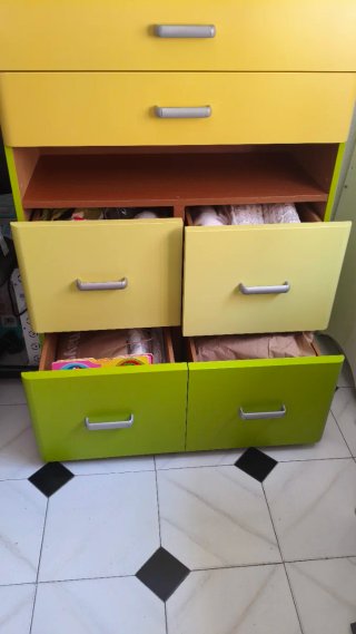 Lote de cómoda y mesita de noche dormitorio juveni