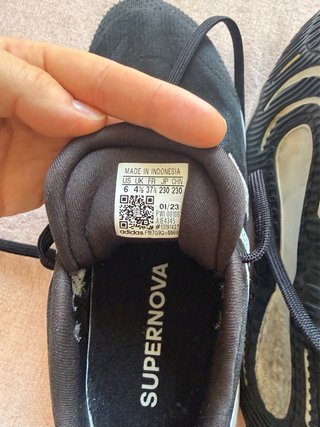 Zapatillas Adidas Supernova Negras y Blancas