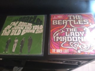THE BEATLES Lote de 2 vinilos 7" singles.