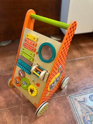 Andador infantil de madera con actividades