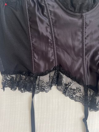 Corpiño negro con encaje y tirantes