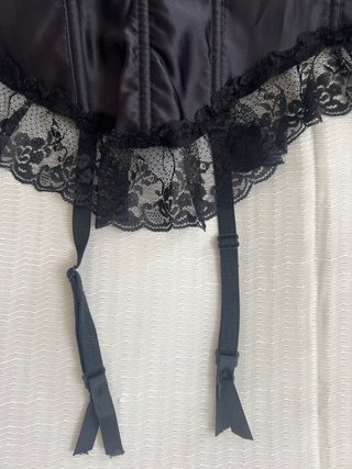 Corpiño negro con encaje y tirantes