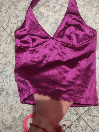 Camiseta halter morada satinada