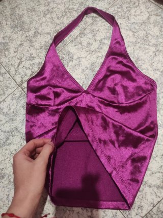 Camiseta halter morada satinada