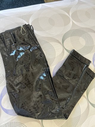 Pantalón polipiel estampado serpiente negro