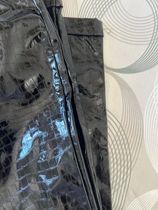 Pantalón polipiel estampado serpiente negro