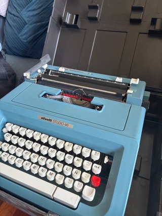Maquina de escribir antiguo con maletin