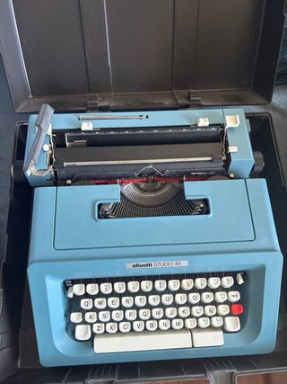 Maquina de escribir antiguo con maletin