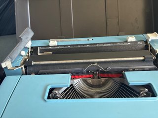 Maquina de escribir antiguo con maletin