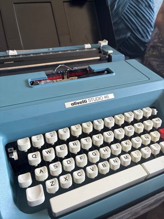 Maquina de escribir antiguo con maletin