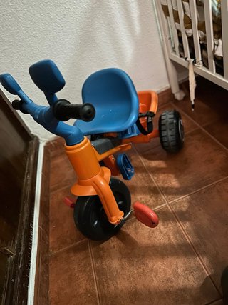 Triciclo infantil naranja y azul