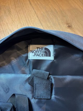 Mochila The North Face Gris y Negra