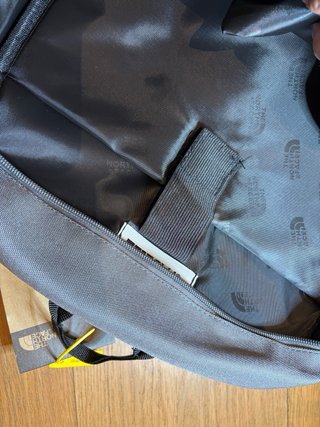 Mochila The North Face Gris y Negra