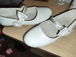 Manoletinas blancas con lazo y pedrería