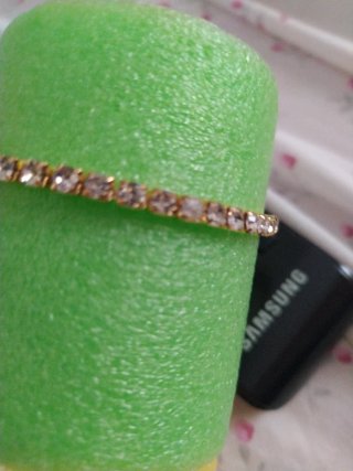 Pulsera dorada con brillantes