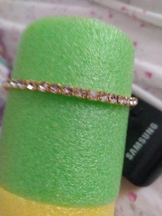 Pulsera dorada con brillantes