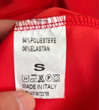 Abito rosso con dettagli in tulle
