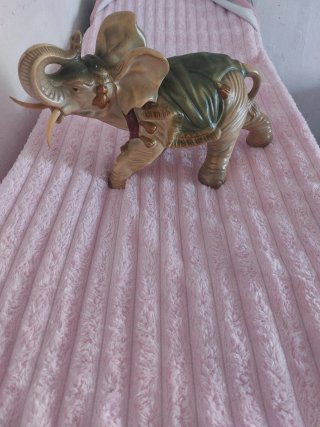 Elefante de cerámica antiguo decorativo