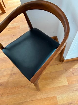 Silla Visby Madera y Cuero Reposabrazos
