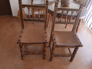 Sillas castellanas, madera maciza, asiento piel