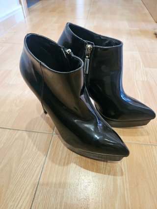 Botines de tacón negros charol