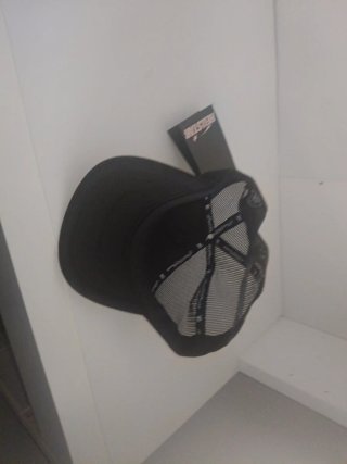 Gorra negra con malla
