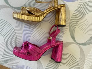 Tacones Dorados y Rosas
