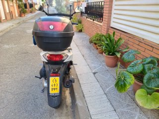 Moto Scooter Blanca con Baúl y Cascos