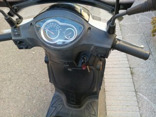 Moto Scooter Blanca con Baúl y Cascos