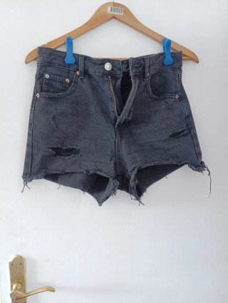 Pantalón corto vaquero gris desgastado