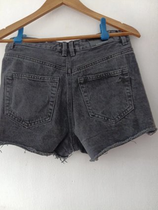Pantalón corto vaquero gris desgastado