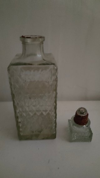 Botella antigua de cristal con tapón